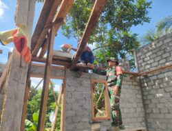 Tak Sekadar Mengawal, Babinsa Ikut Kencangkan Paku Bangun Rumah Warga