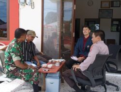 Pastikan Wilayah Binaan Aman, Babinsa Bersama Bhabinkamtibmas Lakukan Komsos Dengan Anggota Linmas