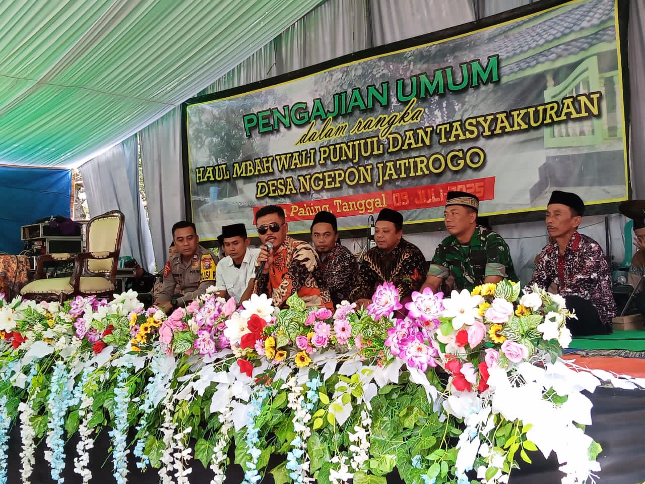 Lantunan Shalawat Menggema, Warga Terharu Melihat Kades Memimpin Doa Haul Mbah Wali Punjul 1 IMG 20251202 WA0030