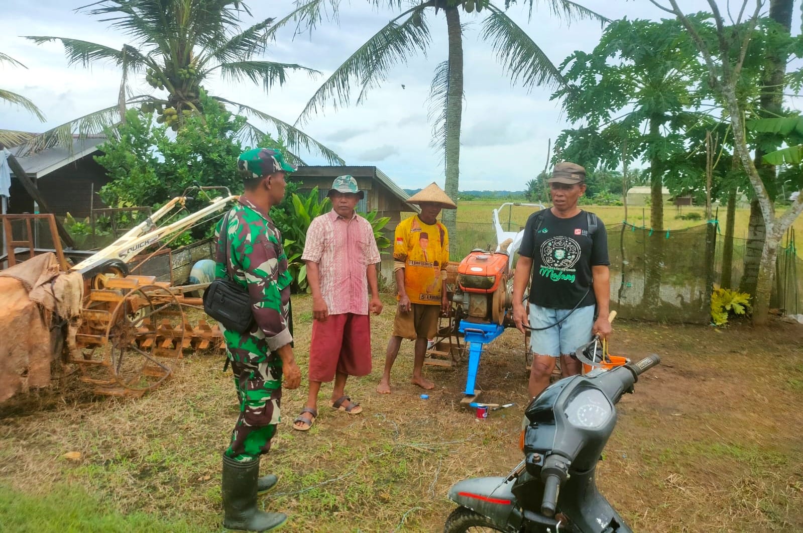 Wujudkan Kemanunggalan TNI Dengan Rakyat, Babinsa Komsos Bersama Petani 1 WhatsApp Image 2025 12 31 at 10.20.55 1