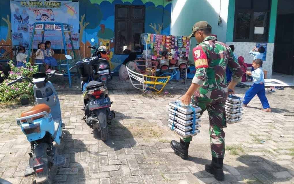 Babinsa Ngraho Bojonegoro Ikut Kawal Pendistribusian Makanan Bergizi, Ribuan Siswa Nikmati Program MBG