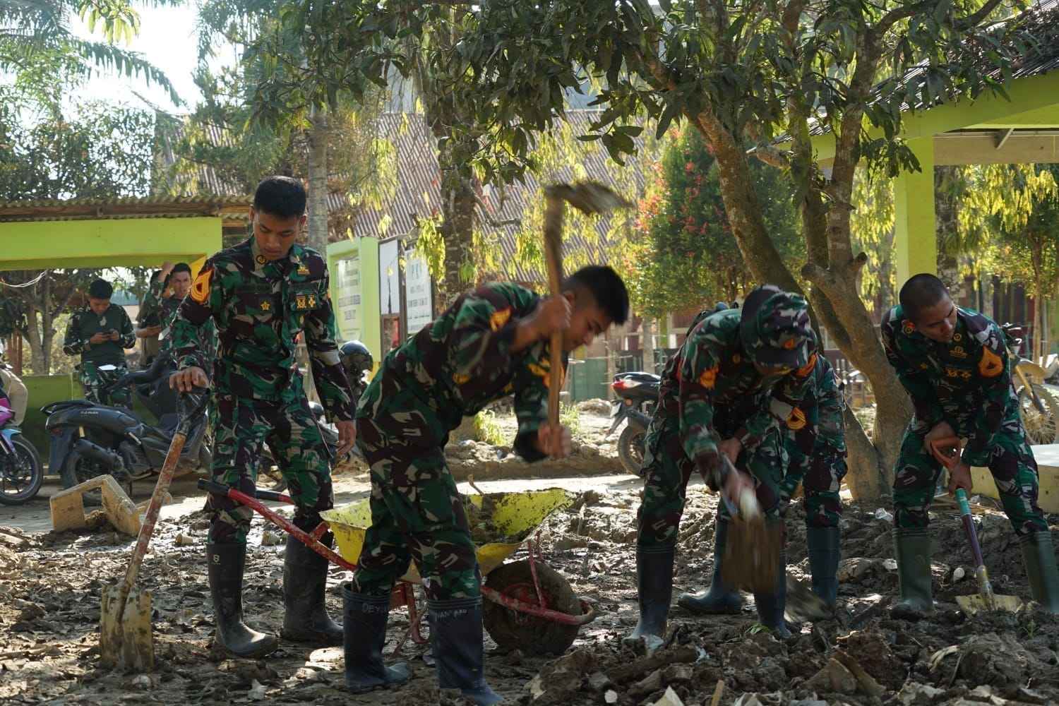Aksi Taruna Akademi TNI Bersihkan Sekolah Pascabanjir di Aceh Tamiang