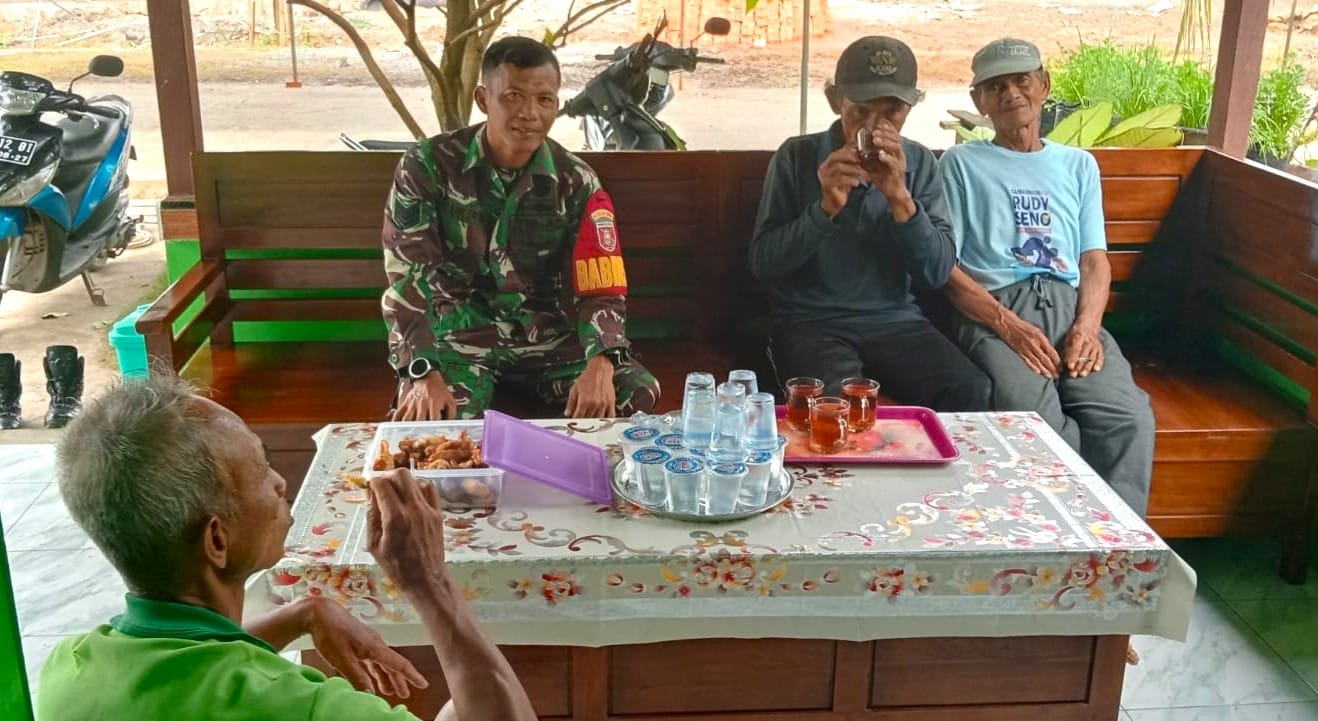 Babinsa Jalin Silaturahmi dengan Warga Melalui Komsos 1 WhatsApp Image 2026 01 05 at 10.19.13
