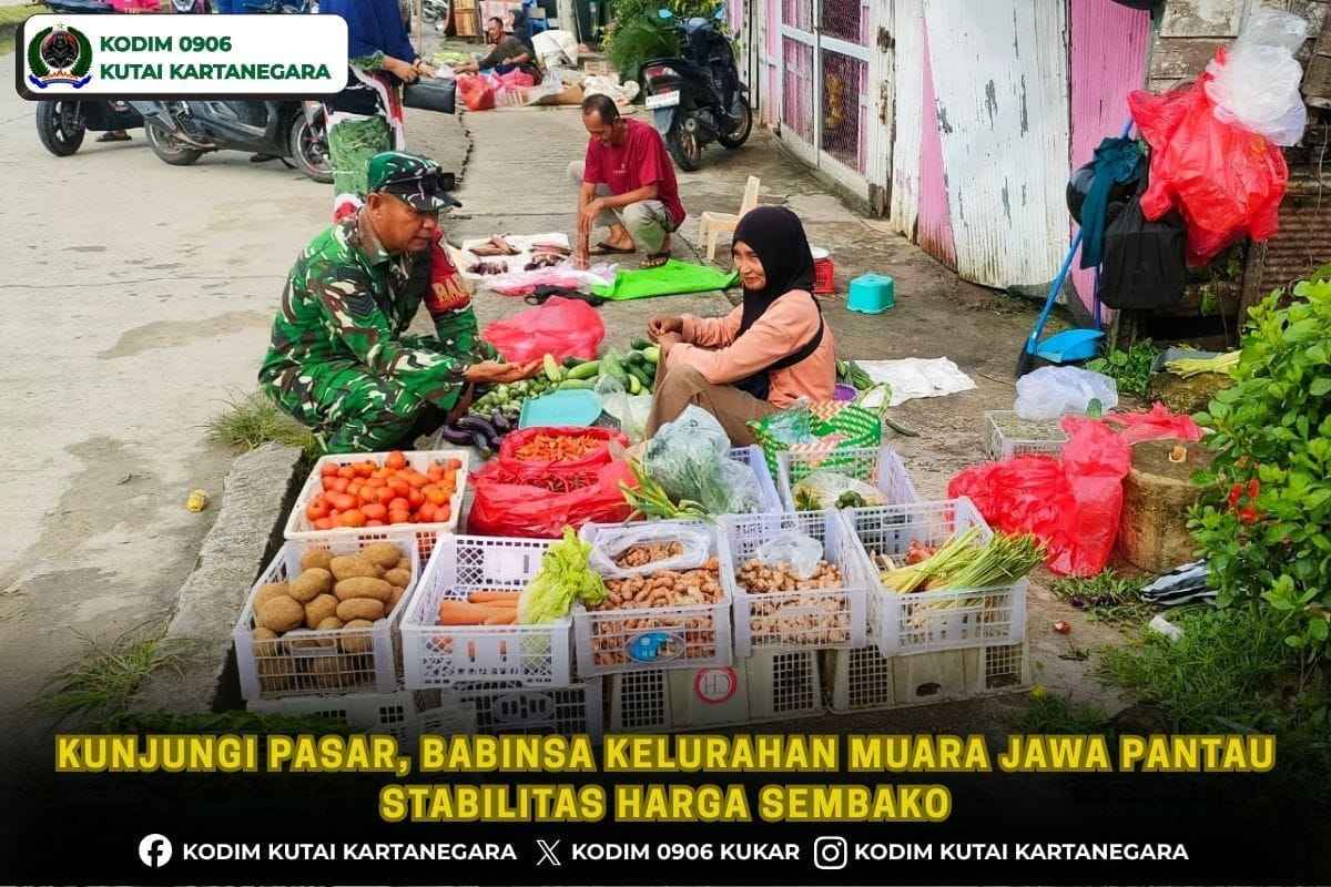 Kunjungi Pasar, Babinsa Kelurahan Muara Jawa Pantau Stabilitas Harga Sembako