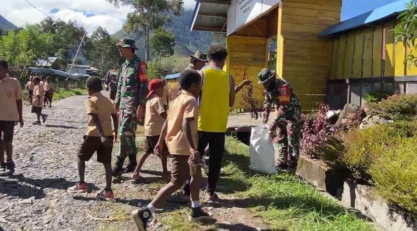 Kodim 1714/PJ Laksanakan Kegiatan "Sekolahku Bersih, Sekolahku Indah, Sekolahku Sehat" Secara Serentak di Se-Kabupaten Puncak Jaya