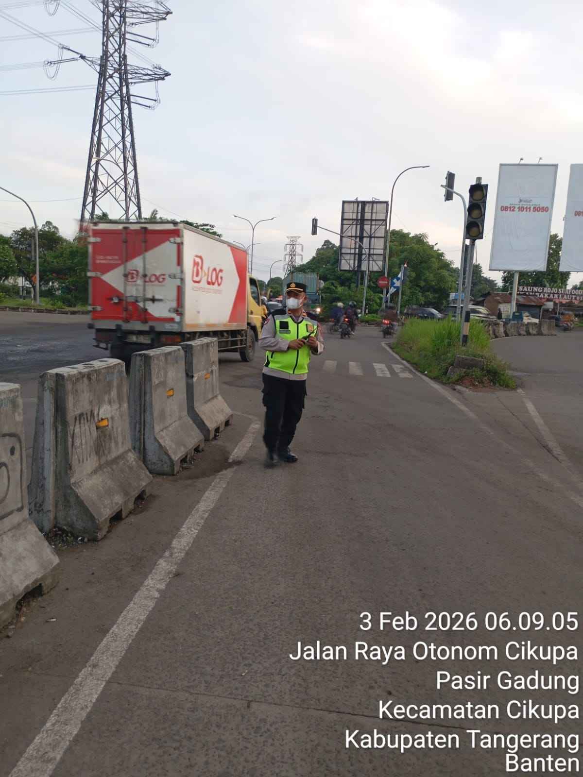 Polsek Cikupa Gelar Pengaturan Lalu Lintas Pagi di Simpang Lampu Merah Cikupa Mas Cikupa