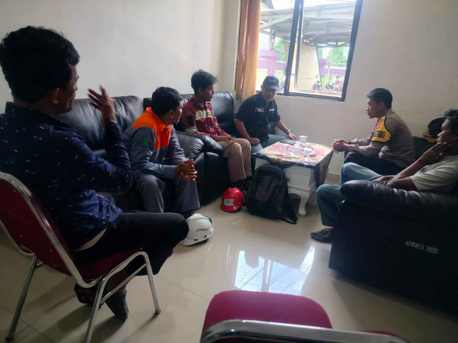 Bhabinkamtibmas Polsek Cikupa Sambangi Kantor Desa Cibadak, Perkuat Harkamtibmas