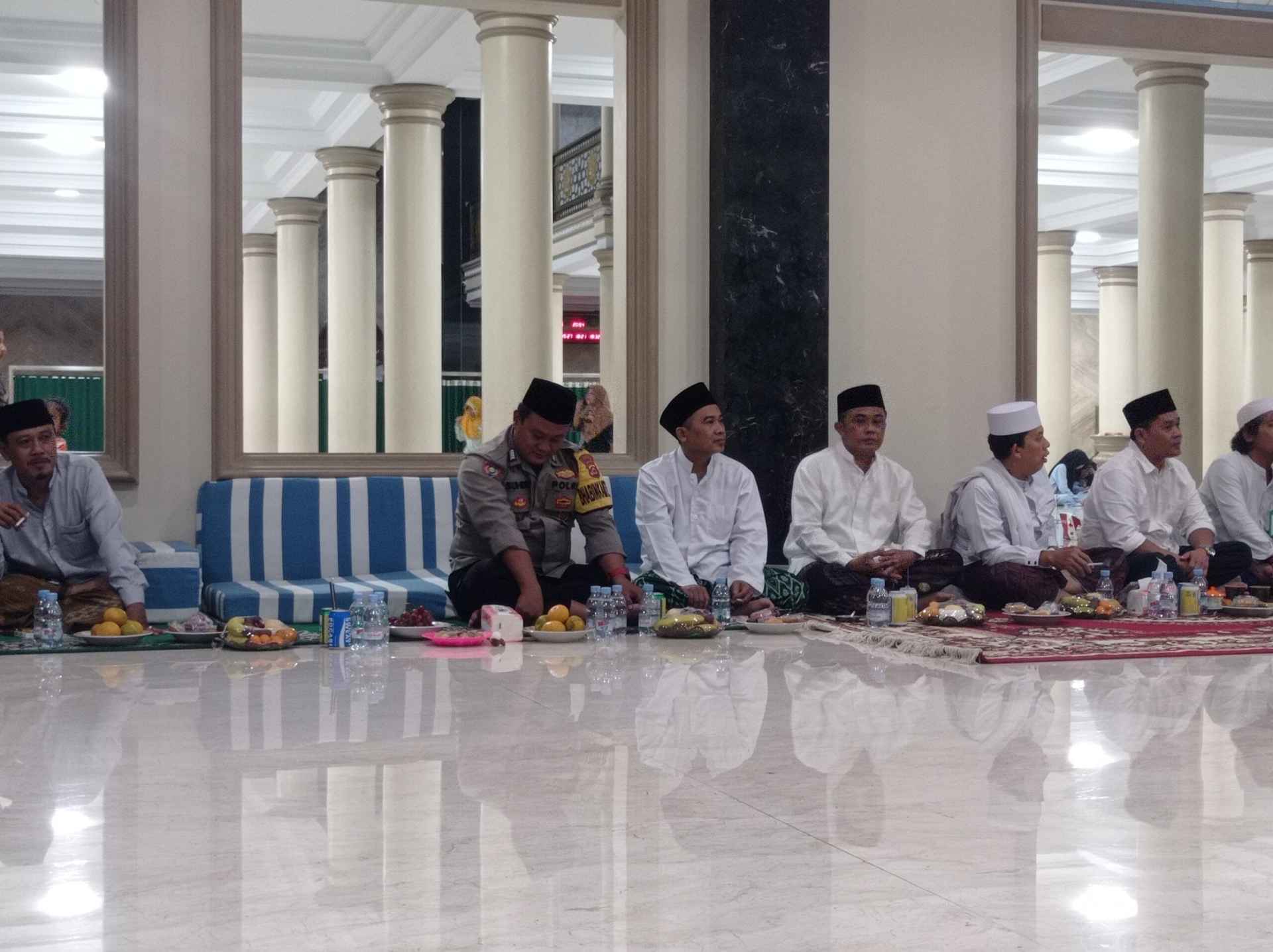 Bhabinkamtibmas Desa Talaga Hadiri Peringatan Isra Mi’raj di Masjid Jami Al Barokah