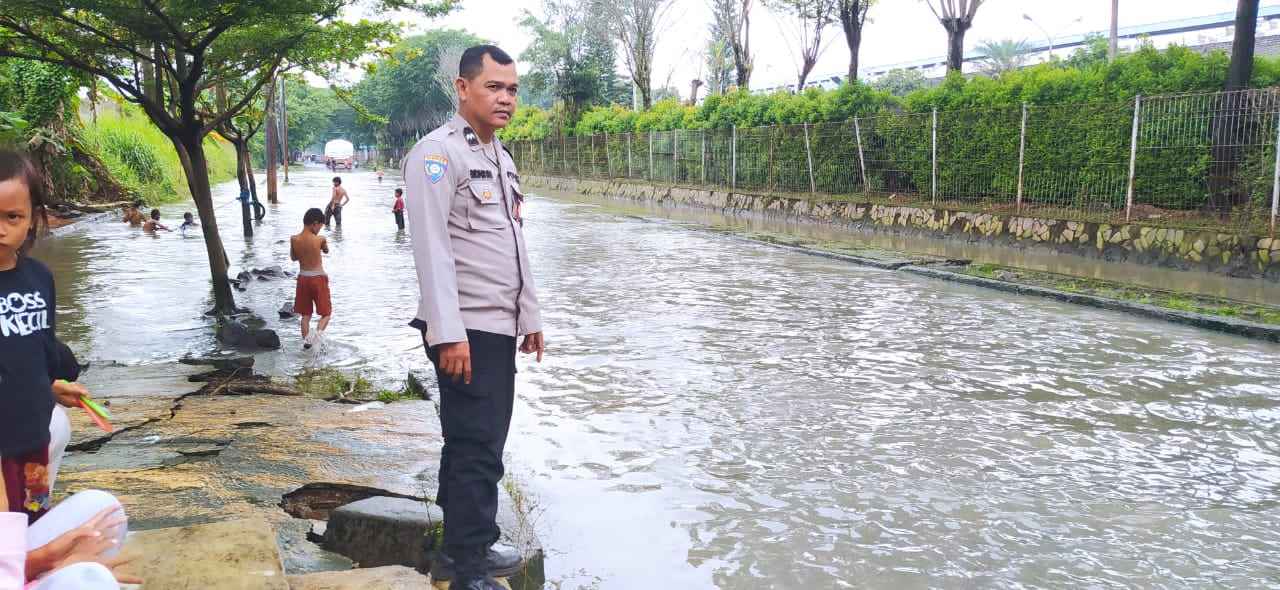 Bhabinkamtibmas Pasir Jaya Lakukan Pemantauan Genangan Air di Kawasan Industri