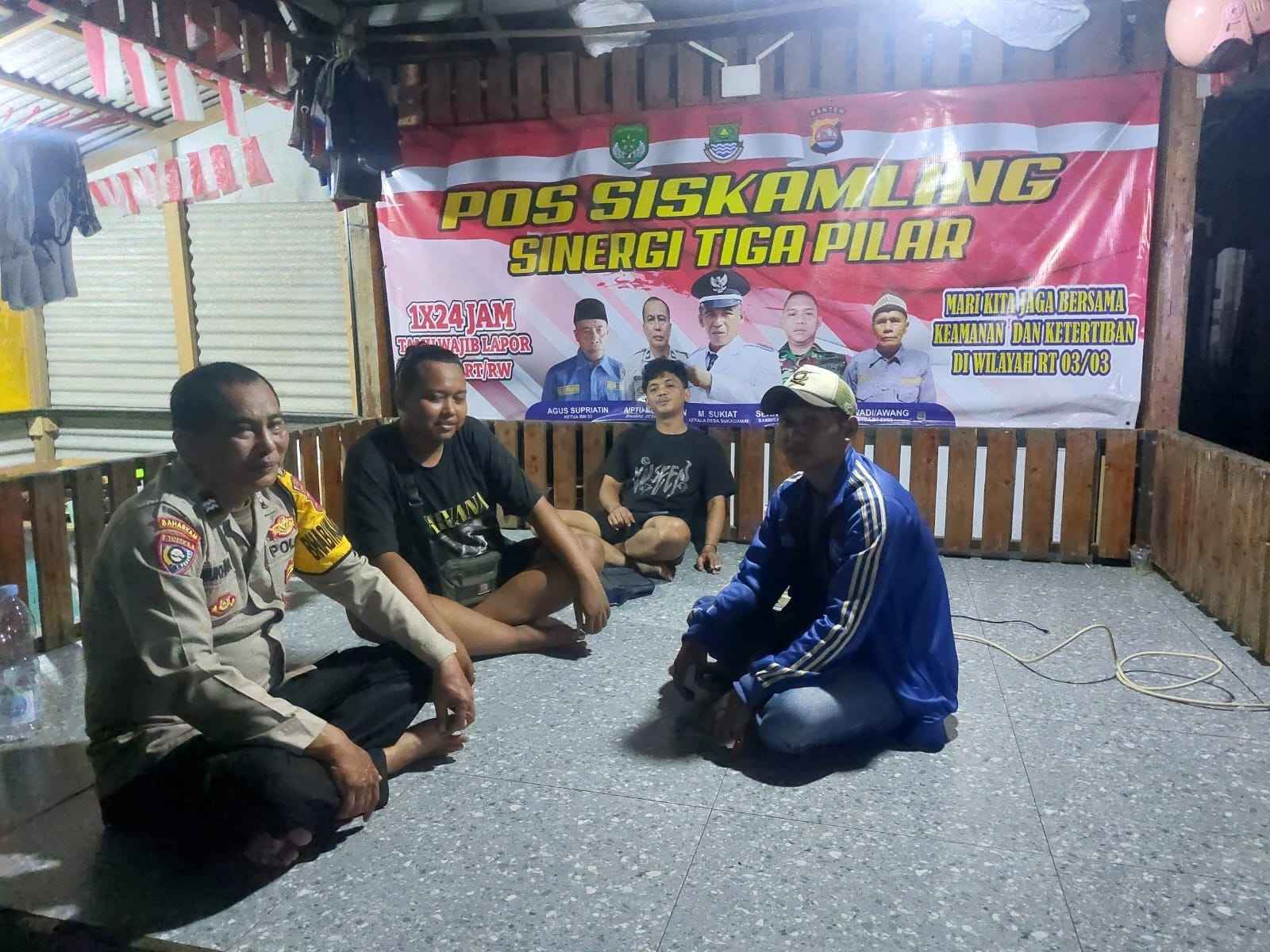 Bhabinkamtibmas Polsek Cikupa Aktifkan Siskamling Bersama Warga Desa Sukadamai