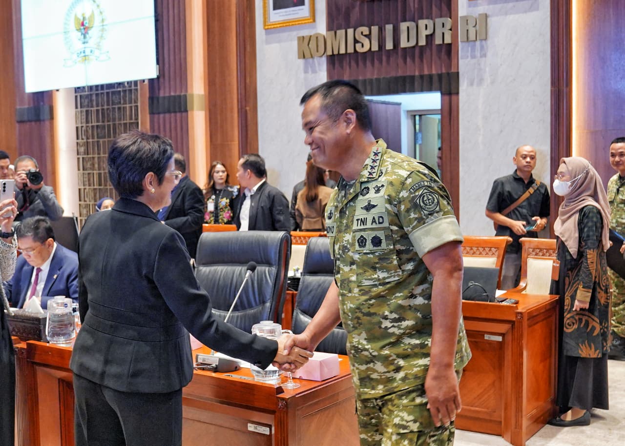 Wapang TNI dan Wamenhan RI Bahas Penguatan Alutsista dalam Rapat Kerja Komisi I di DPR RI