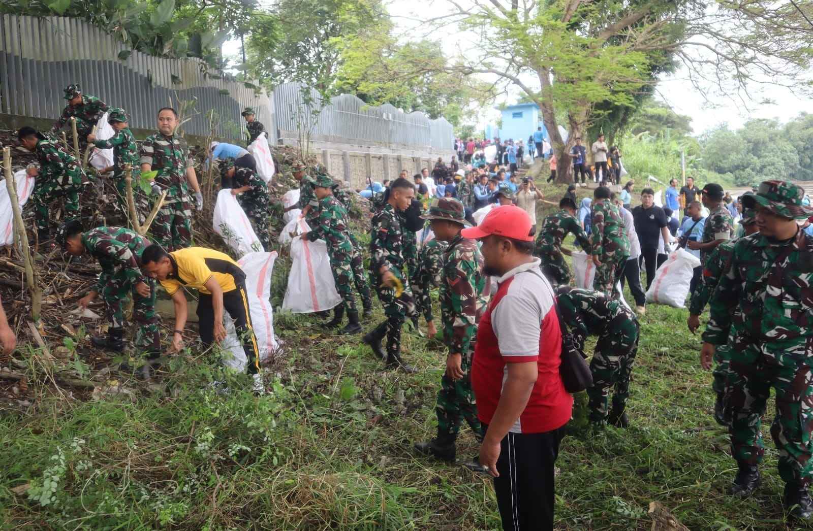 Dandim Bojonegoro Bersama Forkopimda Bersih-Bersih Bantaran Sungai Bengawan Solo Dandim Bojonegoro Bersama Forkopimda Bersih-Bersih Bantaran Sungai Bengawan Solo