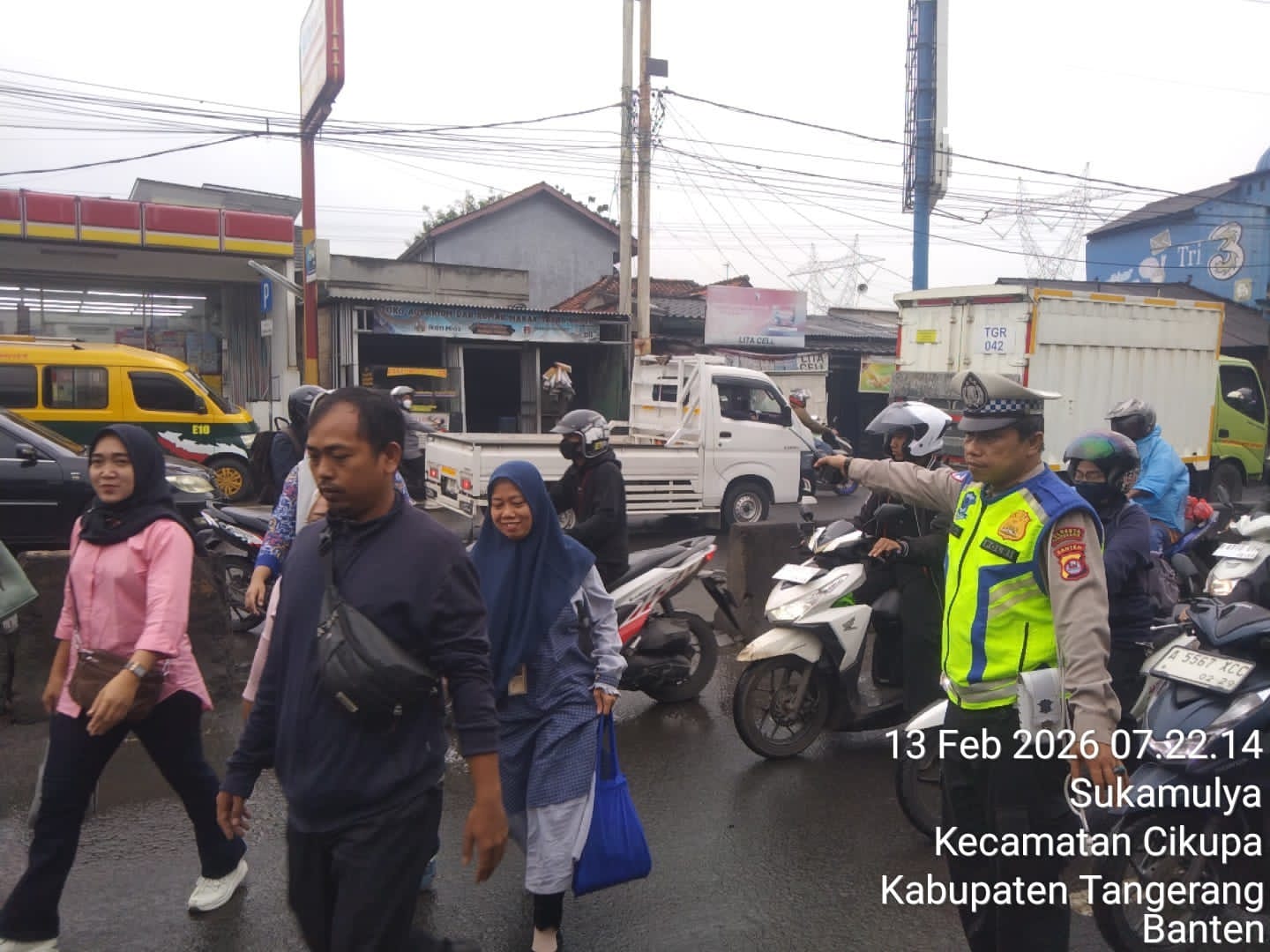PECAK Pagi, Personel Lantas Polsek Cikupa Laksanakan Pengaturan Arus di Jalan Raya Serang