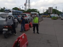 Personel Polsek Cikupa Laksanakan Pengaturan Lalu Lintas di Perempatan Cikupa Mas