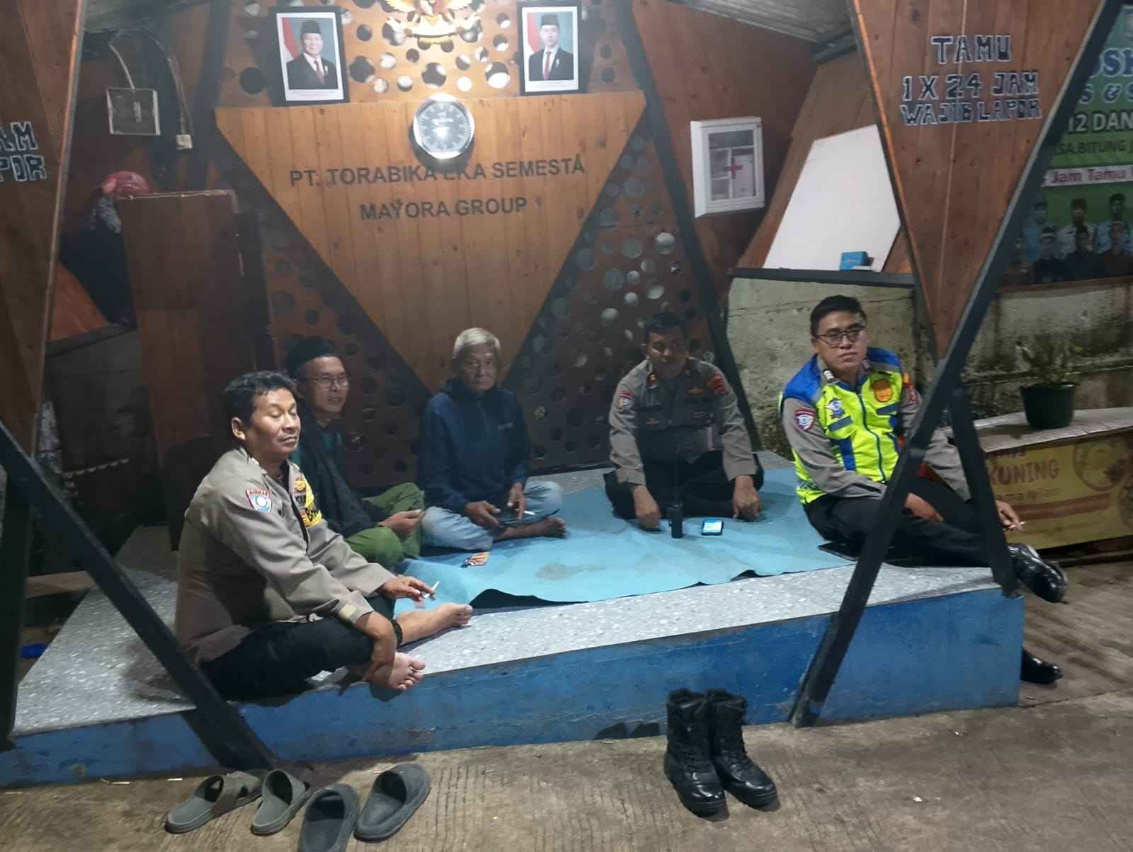 Polsek Cikupa Laksanakan Ronda Siskamling Bersama Warga di Bitung Jaya Polsek Cikupa Laksanakan Ronda Siskamling Bersama Warga di Bitung Jaya