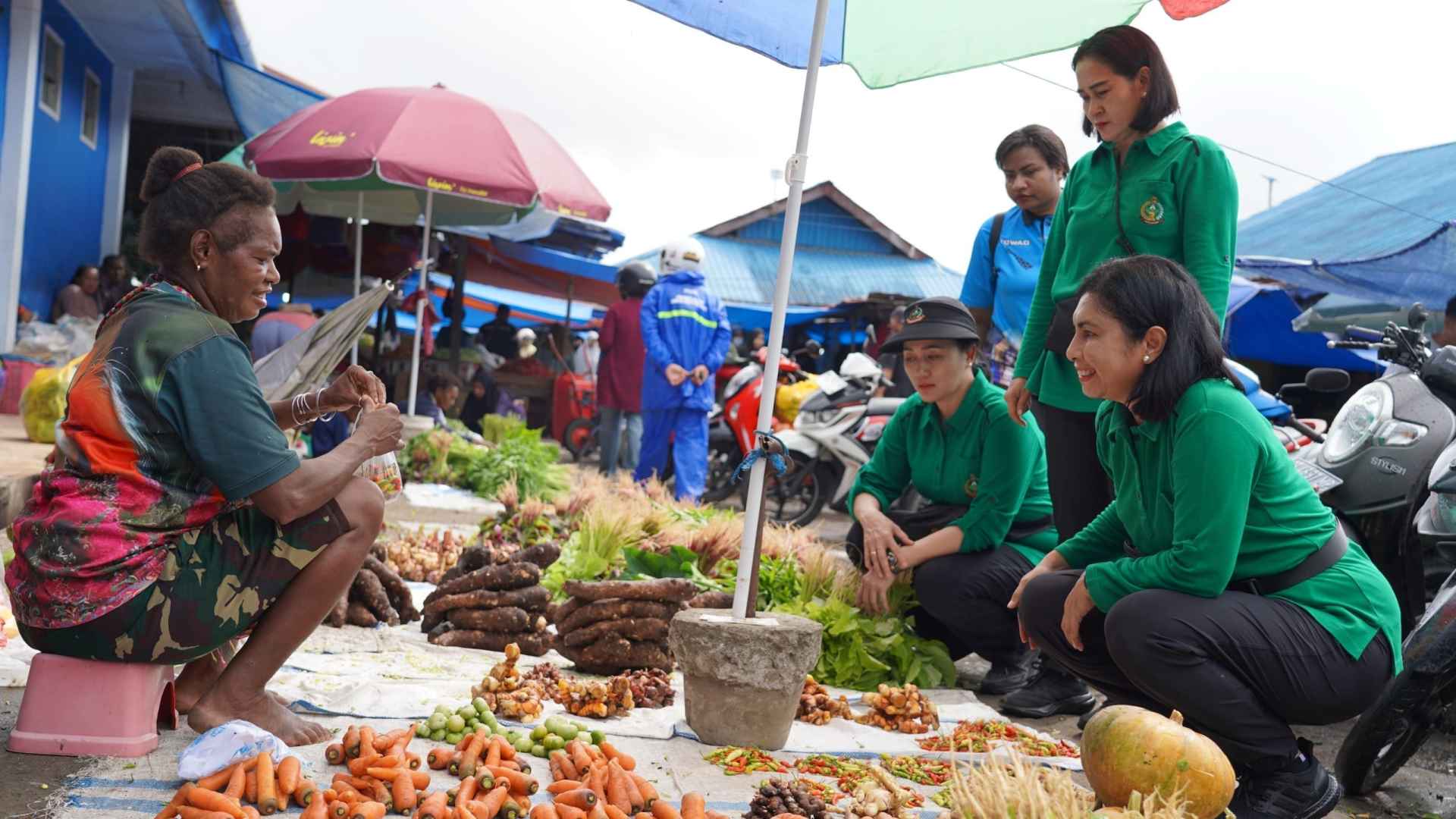 Persit KCK Daerah XVIII/Kasuari "SERBU" Pasar Wosi Persit KCK Daerah XVIII/Kasuari "SERBU" Pasar Wosi
