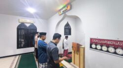 Personel Polsek Cikupa Laksanakan Sholat Isya dan Tarawih Berjamaah di Mushola Al Muttaqin