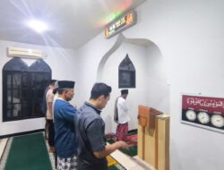 Personel Polsek Cikupa Laksanakan Sholat Isya dan Tarawih Berjamaah di Mushola Al Muttaqin