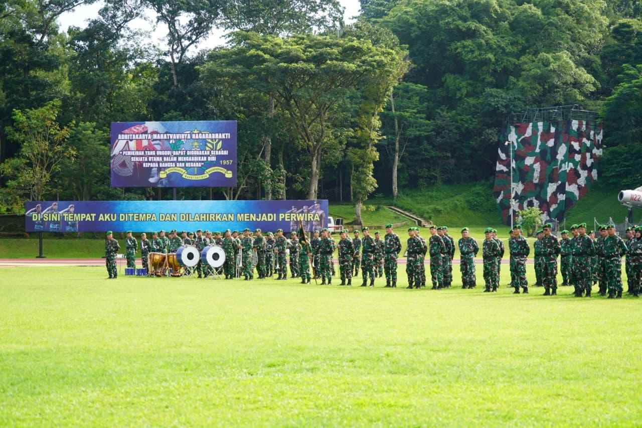 Upacara 17-an Februari 2026, Gubernur Akmil Bacakan Amanat Kasad dan Berikan Penghargaan Prajurit Berprestasi