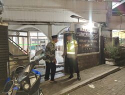 Personel Polsek Cikupa Laksanakan Pengamanan Sholat Tarawih di Masjid Jami Nurul Nururrohman