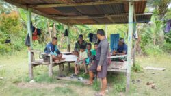 Momen Humanis TMMD 127: TNI dan Anak-Anak Kampung Sisir Berbagi Tawa dan Canda