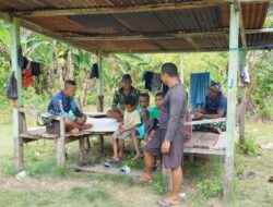 Momen Humanis TMMD 127: TNI dan Anak-Anak Kampung Sisir Berbagi Tawa dan Canda