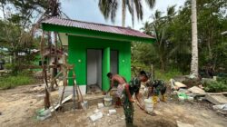 Hari ke-14 TMMD ke-127, Kodim 1804/Kaimana Laksanakan Pemasangan Tehel MCK di Kampung Sisir, Progres 56 Persen