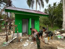 Hari ke-14 TMMD ke-127, Kodim 1804/Kaimana Laksanakan Pemasangan Tehel MCK di Kampung Sisir, Progres 56 Persen