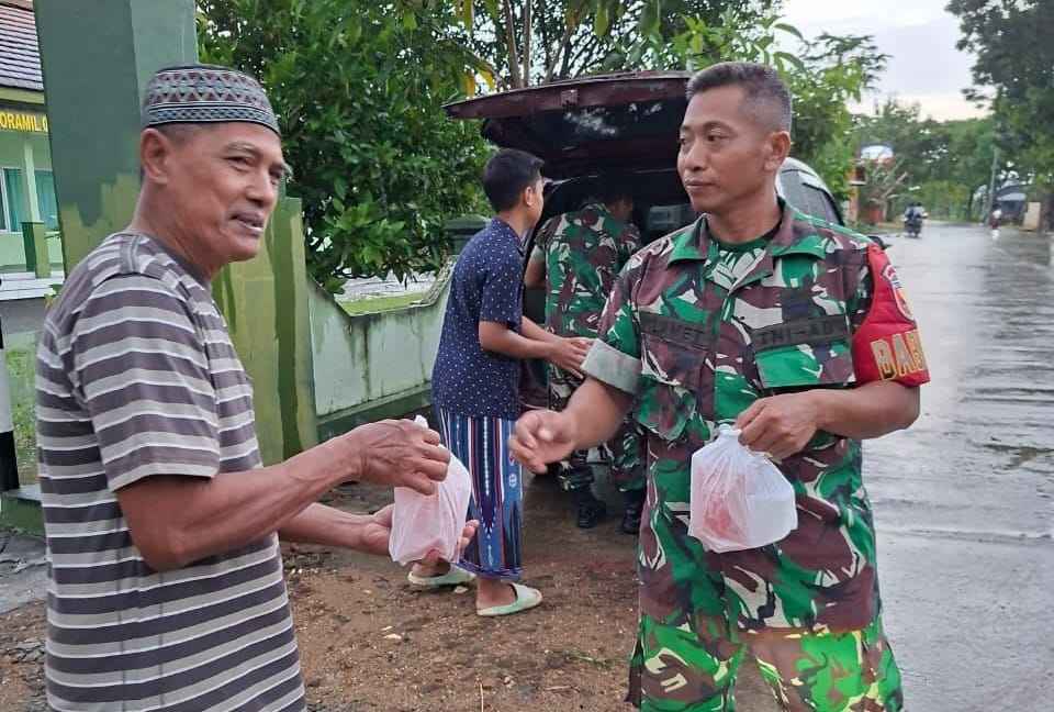 Ramadhan Penuh Keberkahan, Babinsa dan Persit Koramil Kedewan Bojonegoro Bagikan Takjil Gratis