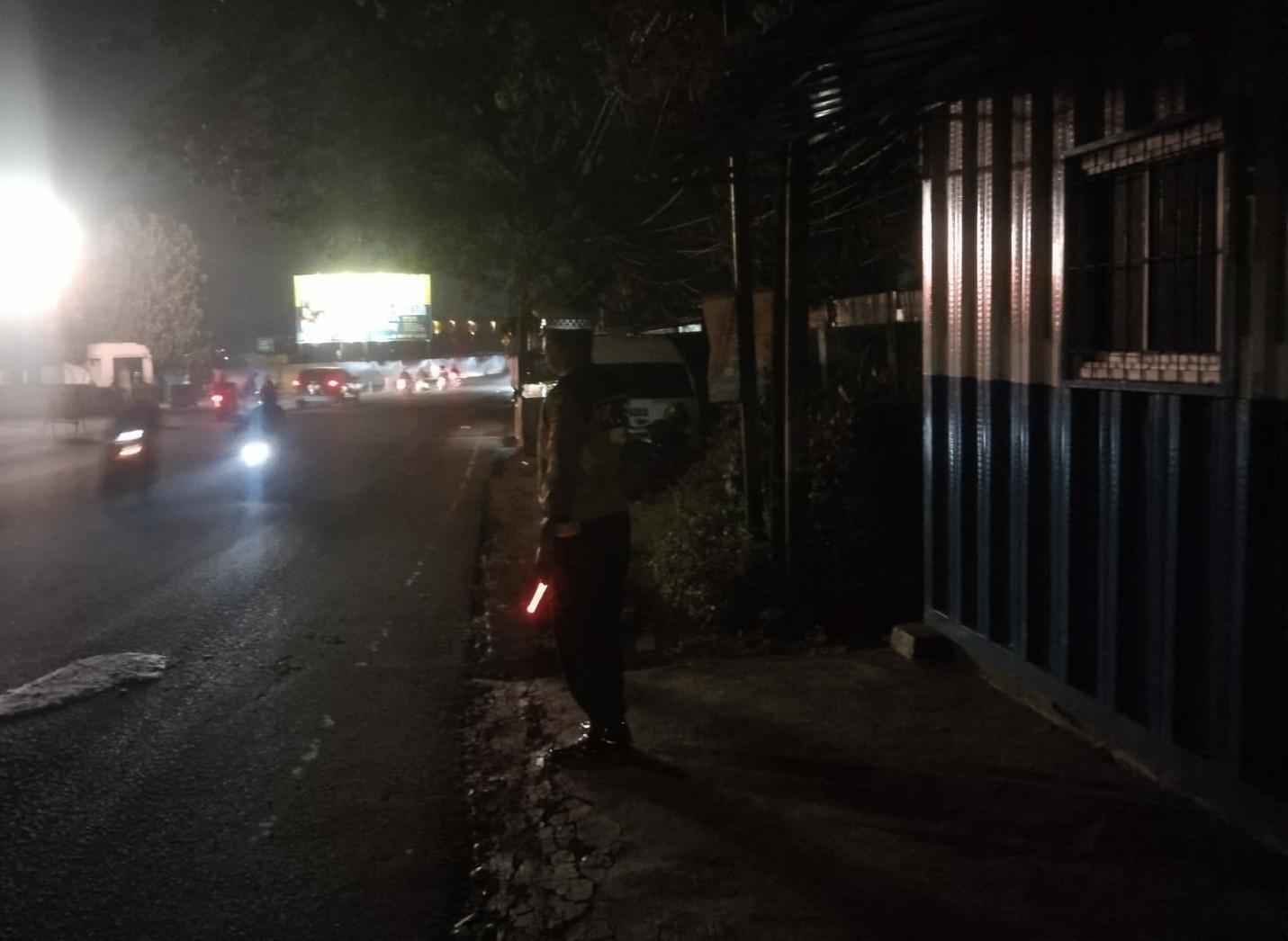 Polsek Cikupa Gelar Penyekatan Truk Sumbu Tiga di Pasir Gadung Polsek Cikupa Gelar Penyekatan Truk Sumbu Tiga di Pasir Gadung