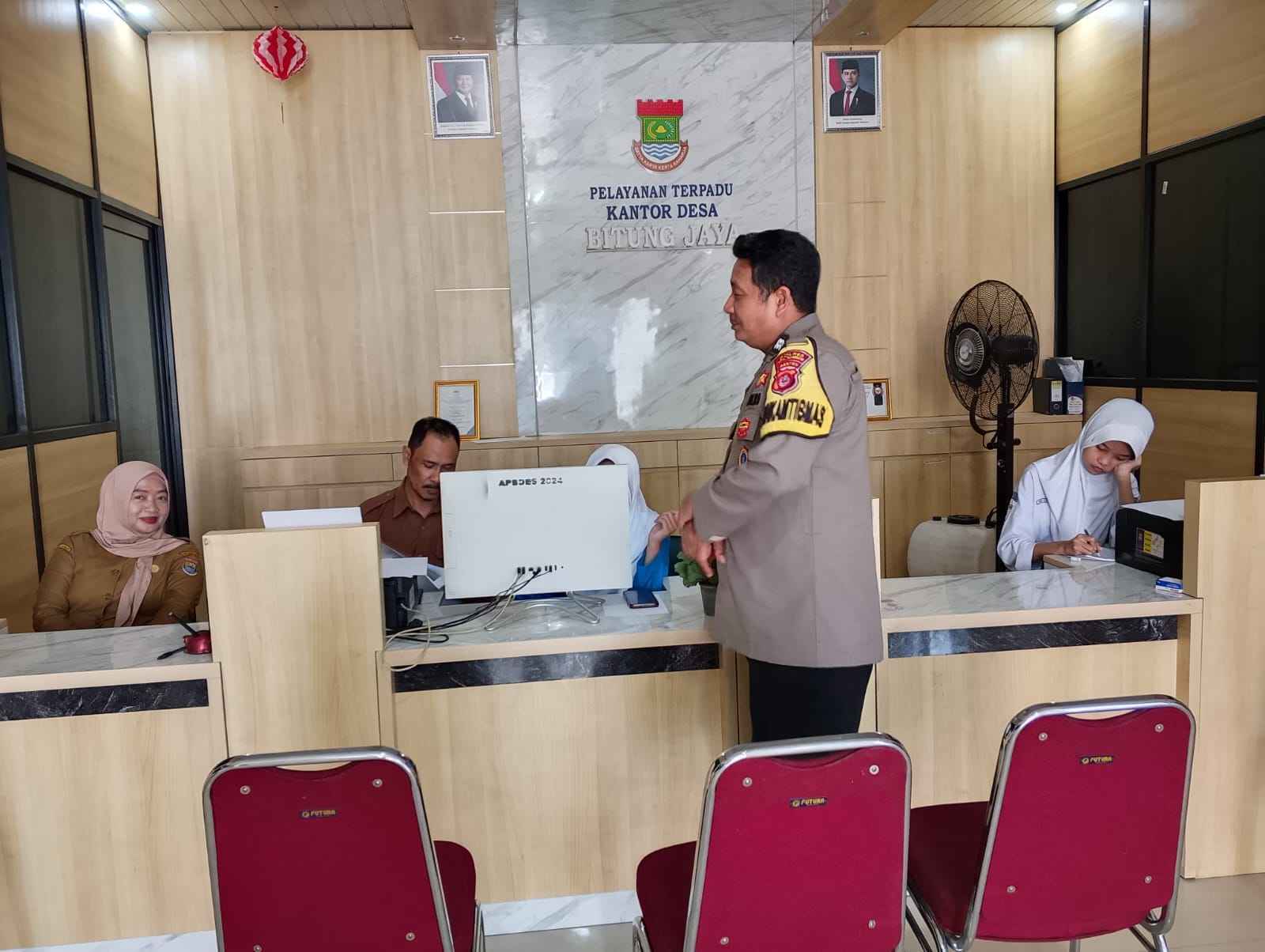 Aiptu Tri Iskandar Sambangi Perangkat Desa Bitung Jaya, Perkuat Sinergi dan Kamtibmas Aiptu Tri Iskandar Sambangi Perangkat Desa Bitung Jaya, Perkuat Sinergi dan Kamtibmas