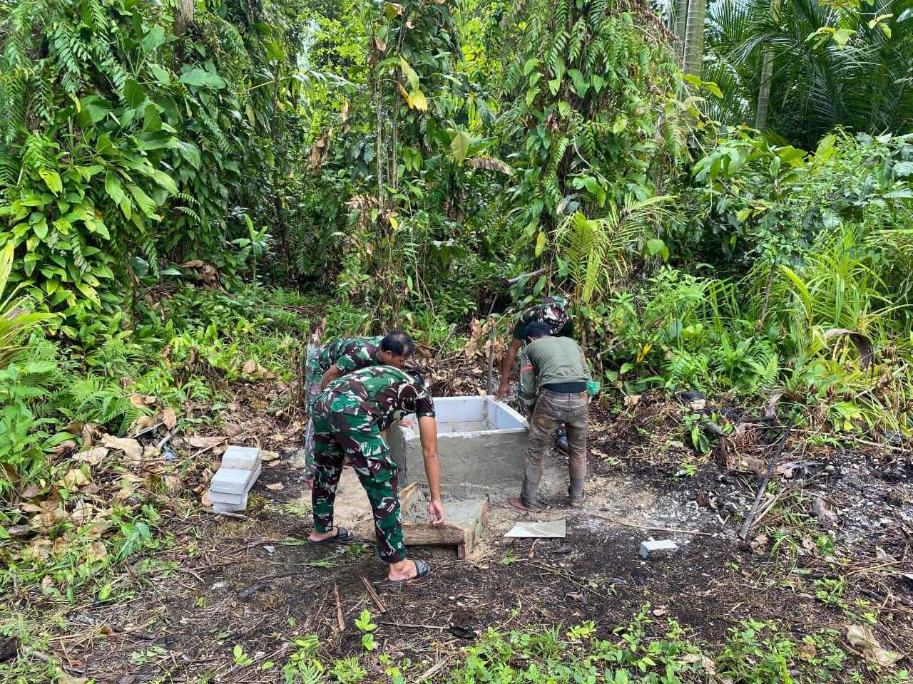 TMMD Ke-127 Pasang Dinding Batu Sumur Air Bersih di Kampung Sisir TMMD Ke-127 Pasang Dinding Batu Sumur Air Bersih di Kampung Sisir