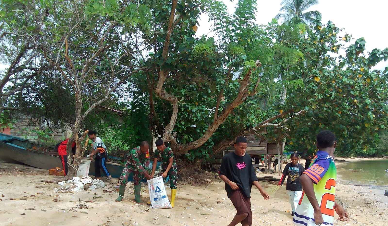 TMMD Ke-127 Kodim 1804/Kaimana Bersama TNI AL dan Warga Bersihkan Pantai Kampung Sisir TMMD Ke-127 Kodim 1804/Kaimana Bersama TNI AL dan Warga Bersihkan Pantai Kampung Sisir