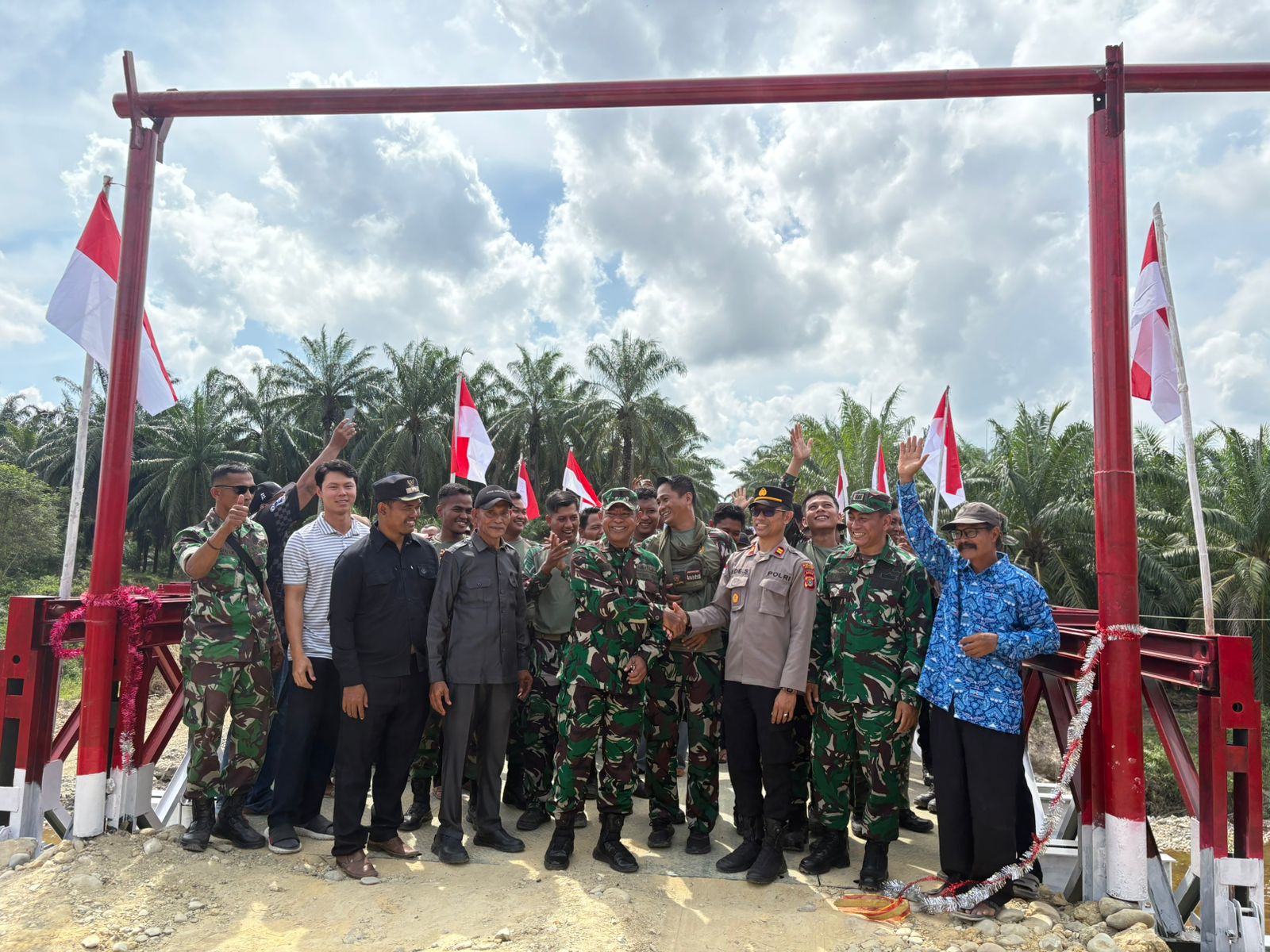 TNI Rampungkan Jembatan Bailey Alue Leuhob Aceh Utara, Akses Tiga Kecamatan Kembali Terhubung 1 WhatsApp Image 2026 02 15 at 18.00.27 2