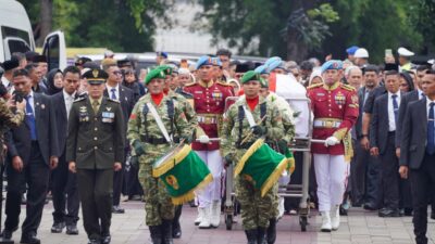 Panglima TNI Pimpin Upacara Penyerahan Jenazah dan Ikuti Upacara Pemakaman Wapres ke-6 RI 8 IMG 20260302 WA0041