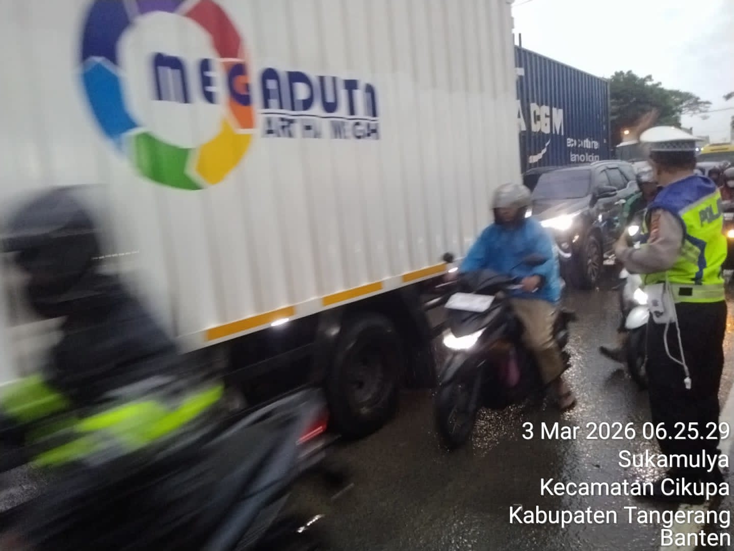 Personel Lantas Polsek Cikupa Laksanakan Pengaturan Arus Lalu Lintas Pagi Hari 1 IMG 20260303 WA0023