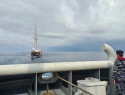 Kapal TNI AL Selamatkan dan Evakuasi Kapal Pesiar KLM Sanya Pacific High di Perairan Raja Ampat