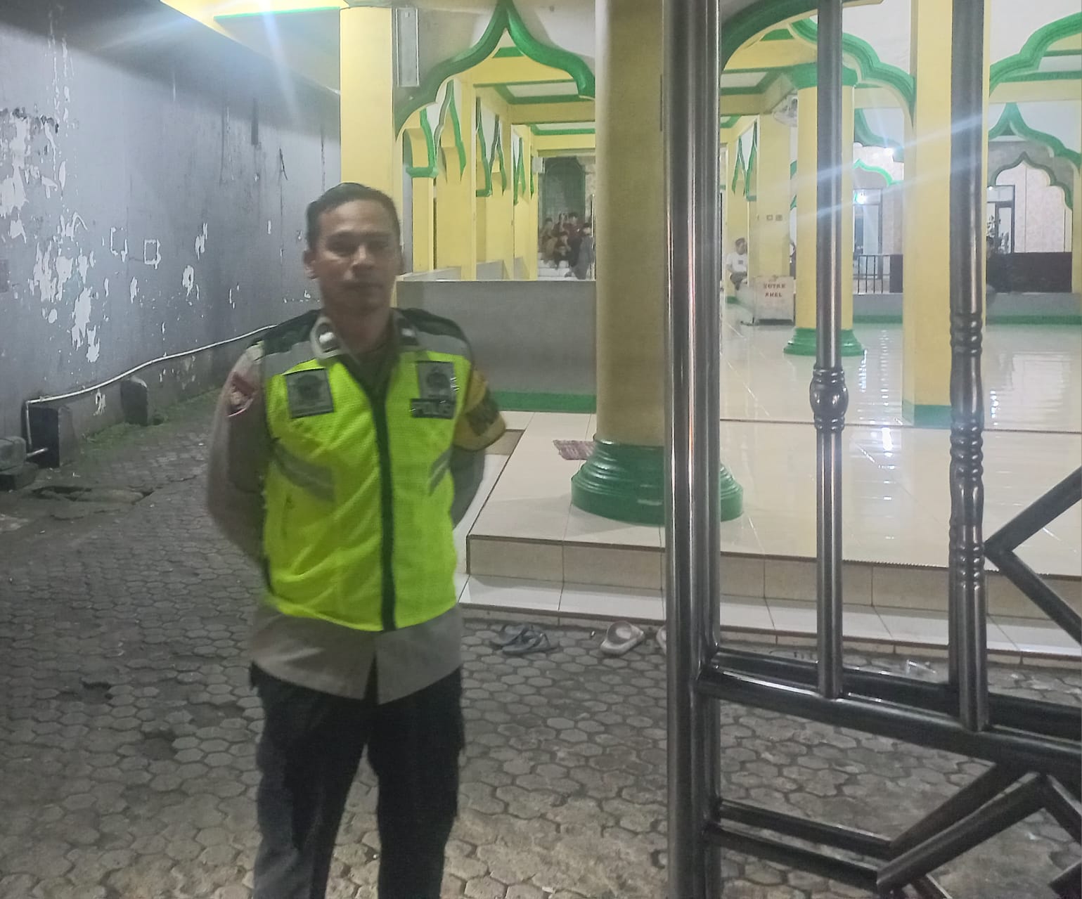 Polsek Cikupa Laksanakan Pengamanan Sholat Tarawih di Masjid Baitur Rohman 1 IMG 20260305 WA0003