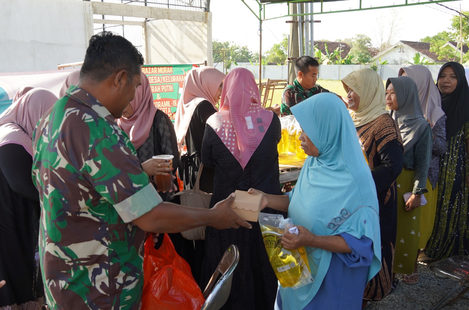 Melalui Koramil Jajarannya, Kodim Bojonegoro Kembali Gelar Bazar Ramadhan di Gerai KDKMP 1 IMG 20260305 WA0004