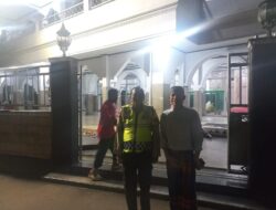 AIPTU Mukhsodin Amankan Sholat Tarawih di Masjid Jami Nururrohman