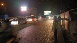 Kanit Binmas IPTU Mahdi Pimpin Penyekatan Kendaraan Sumbu Tiga di Wilayah Cikupa 2 IMG 20260305 WA0009