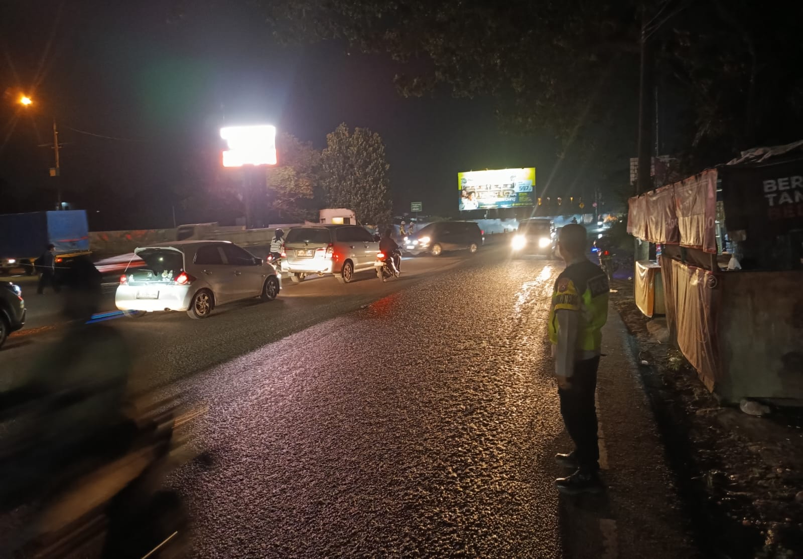 Kanit Binmas IPTU Mahdi Pimpin Penyekatan Kendaraan Sumbu Tiga di Wilayah Cikupa 1 IMG 20260305 WA0009