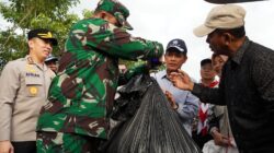 Dandim Bojonegoro Bersama Forkopimda Mendampingi Menteri Lingkungan Hidup Bersih-Bersih Sampah di Pasar Wisata