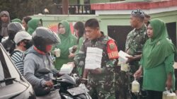 Berbagi Kebahagiaan di Bulan Suci Ramadan, Koramil Kokonao dan Koramil Timika Bagikan Takjil kepada Pengguna Jalan