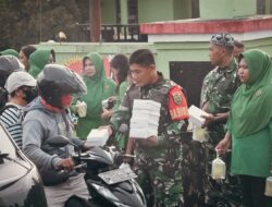 Berbagi Kebahagiaan di Bulan Suci Ramadan, Koramil Kokonao dan Koramil Timika Bagikan Takjil kepada Pengguna Jalan