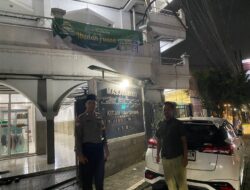 Brigadir Ibnu Dermawan Laksanakan Pengamanan Sholat Tarawih di Masjid Jami Nurul Nururrohman