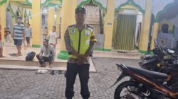 Bripka S. Hamdi Laksanakan Pengamanan Sholat Tarawih di Masjid Baiturrahman Desa Pasir Gadung