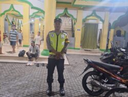 Bripka S. Hamdi Laksanakan Pengamanan Sholat Tarawih di Masjid Baiturrahman Desa Pasir Gadung