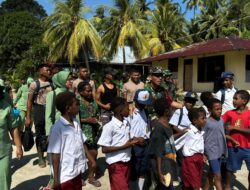 Dandim 1804/Kaimana dan Ketua Persit Tinjau Lokasi TMMD ke-127 di Kampung Sisir, Disambut Antusias Anak-Anak Sekolah