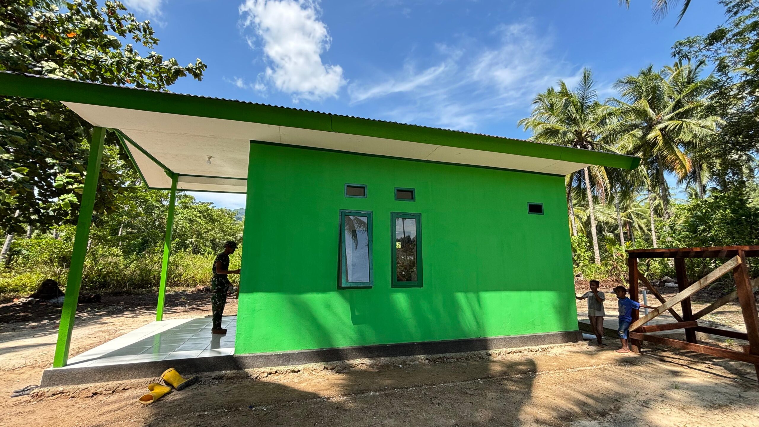 Satgas TMMD 127 Kodim 1804/Kaimana Bersihkan Rumah Warga di Kampung Sisir, Progres Pembangunan 1 IMG 20260308 WA0029 scaled